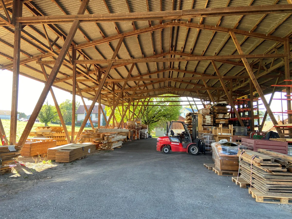 Die Sägereihalle von innen.
